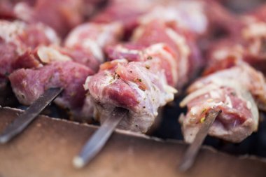 Geleneksel Güney kebap Barbekü yemek yemek Shashlyk Gürcistan ve Ermenistan denilen. Sığ derinliği alan, taze domuz eti parçaları. 