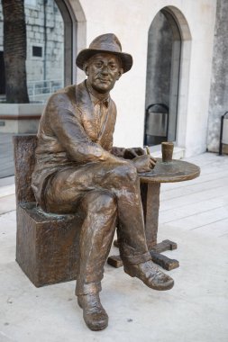 Makarska, Hırvatistan - 23 Haziran, 2017: Tin Ujevic bronz heykeli Makarska.The en ünlü Hırvat şair şehir sokak.