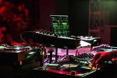 Kiev-4 Temmuz, 2018: Club dj partisi Technics Sl-1210 turntable ve Apple Macbook ve Traktro yazılımı ile bağlı MIDI kontrolör ile müzik çalar. Sahne Alanı'nda profesyonel DJ ses ekipmanları