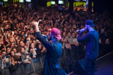 Moskova - 20 Ekim, 2016: kalabalık gece kulübünde şarkı Rap şarkıcısı. Büyük canlı müzik show gece kulübü. İnsanlar eğlenmek konser.