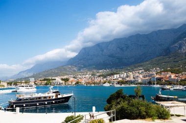 Makarska, Hırvatistan-29 Haziran, 2017:Tourist Yat Adriyatik Denizi Hırvat Riviera Resort Haven'da pier üzerine park etmiş. Güney Europe.Rent bir motorlu tekne gezisi için yaz tatili için popüler seyahat hedef