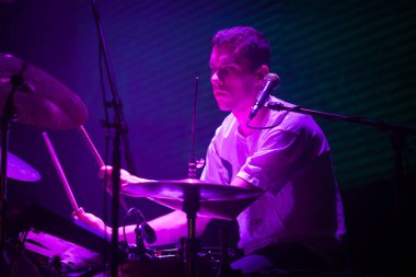 Moskova - 3 Haziran, 2015:Keyboard oyuncu grubu kötü kötü değil iyi müzik salonunda sahnede solo rol oynar