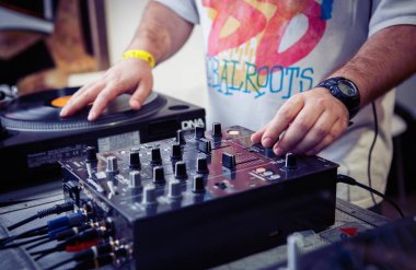 Kiev-30 Haziran, 2018: Elleri DJ vinil kayıtlar pikap player ile tırmalamak. DJ Panchez çizikler analog kayıt disk ile hip hop müzik konser gece kulübünde. Sahne ses cihazı kullanılıyor