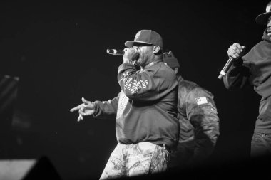 Moskova - 13 Kasım, 2015: popüler ABD'li hip hop grubu Wu-Tang Clan canlı gece kulübünde performans. Sahne Alanı'nda ünlü rap şarkıcısı. Siyah ve beyaz atış ünlü rapçi