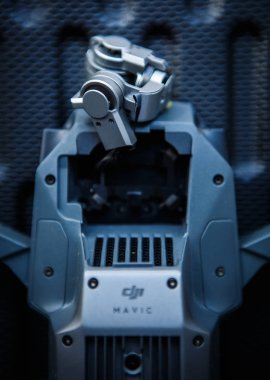Kiev - 3 Nisan, 2018: kırık ile DJI indeks işlem Mavic Pro dron ihtiyacı onarım ve profesyonel hizmet. Düzeltme dronlar kamera kazadan sonra. Quadro helikopter kazadan sonra Kapat