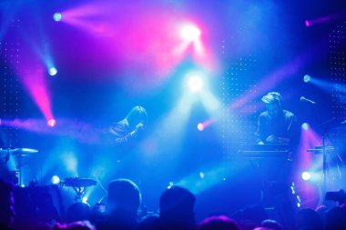 Kiev, Ukrayna - 9 Mart, 2018: Music hall konser. Gece kulübü elektronik müzik festivali. Ukraynalı indie grubu Yuko gece kulübünde Atlas set canlı