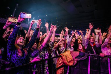 Moskova - 30 Kasım, 2016: gece kulübünde dans pisti kalabalık. Müzikal konser gösterisi sırasında tam gece kulübü. İnsanlar iyi eğlenceler.