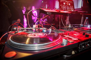 Moskova-21 Ekim, 2016: hip hop müzik partisi gece kulüp Bar. Professioanl ses ekipmanları DJ Play Music. Turntable vinil kayıt oyuncu, ses karıştırıcı denetleyici. Odaklardaki Turntables