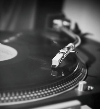 Dj veya ses meraklısı, müzik aşığı için profesyonel ses ekipmanları. Klasik hipster ses donanımları, analog teknoloji. Parti ve konser çalıştırmak için pro DJ donanım
