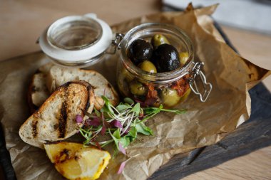 Lezzetli İtalyan bruschetta çanak dekoratif kahverengi kağıt tabak gurme restoranında servis. Snack bar menü öğesi için meze. Doğal aperatifler kafede öğle yemeği için keyfini çıkarın. Yemek menüsü kapat