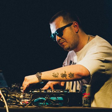 Moskova - 2 Ekim 2014: Dj mağara oyun gece kulübünde sahnede ayarla. DJ mix müzik parçaları ekrankoruyucular üzerinde