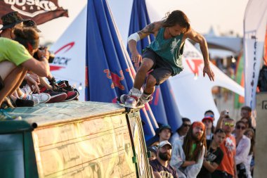 Odessa - 24 Ağustos, 2017: agresif In-Line buz pateni yarışması açık skate park doğa sporları olay.