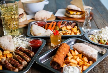 Fast food restoran menüde lezzetli geleneksel Sırp yemek keyfini çıkarın. Egzotik menü öğle yemeği için. Izgara Dana eti, kızarmış peynir ve kızarmış patates kafede görev yaptı. Gıda kompozisyon arka plan 