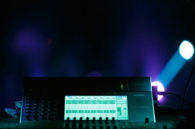 Odessa, Ukrayna - 21 Ağustos, 2017: profesyonel aydınlatma denetleyici teknolojisini konser olay için. Ligting mühendisi karıştırıcısı paneli. Arka plan üzerinde parlak sahne ışıkları. Işıklar Mikser ekipman