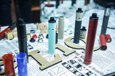 Kiev, Ukrayna - 14 Nisan, 2018: yeni mech mod vaping cihazlar satışa Vape Expo olay. Yeni elektronik sigara buharlaştırıcı suyu sıvı sigara için. Sigara içenler için ecig aracı