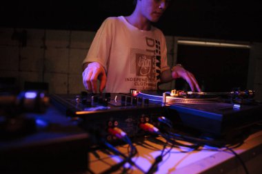 Moskova - 3 Temmuz, 2016: Dmc Dj dünya partisi. Disk jockeys turntable ve vinil kayıtlar müzik karıştırma becerileri gösterilen çizilmeye hip-hop olayı