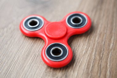 Popüler parmak spinner aygıt. Modern topluca iplik oyuncak yatakları üzerinde. Elinde sıralayacağız ve serin yeni püf noktaları öğrenin. Bu yeni dönen becerikli alet ile eğlenin. 