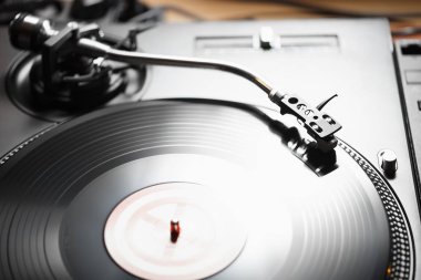 Pikap vinil plak çalar, analog ve dijital müzik Dj için analog ses teknolojisi. Yakın, makro için profesyonel stüdyo cihazları