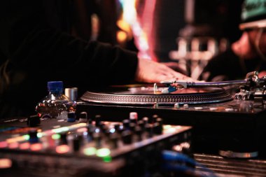 Moskova - 15 Kasım, 2016: Dj hip hop partide müzik çal. Pikap vinil plak çalar, disk jokey kaşınmanın için analog ses teknolojisi