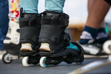 Odessa, Ukrayna-21 Ağustos, 2017: agresif inç - line paten paten patenci ayakları üzerinde. Profesyonel Xsjado silindir bıçaklar için paten exteme. Bayan patenci Pro inline paten giymiş