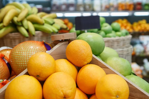 Pomarańczowe Owoce Pomelo Banany Sprzedaży Rynku Żywności Magazynie Supermarketu Zamknij — Zdjęcie stockowe