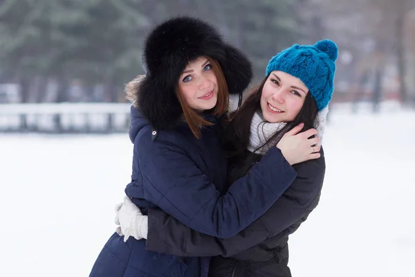 Carino Ragazze Adolescenti All Aperto Nevoso Giorno Inverno — Foto Stock