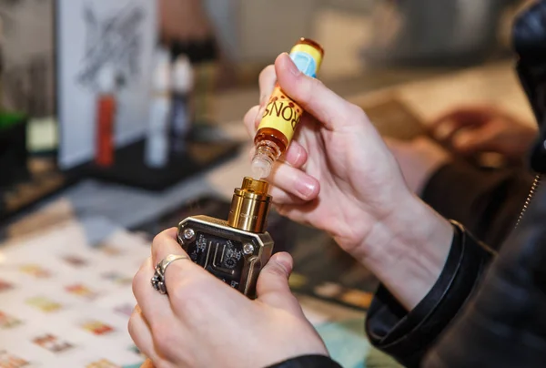 Kiev Ukrajna Április 2018 Ízletes Vape Dohányzás Elektronikus Vaping Eszközök — Stock Fotó