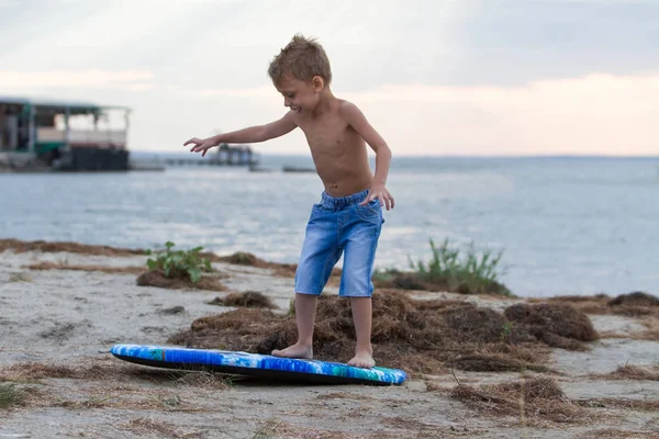 Μικρό Αγόρι Εξάσκηση Πώς Σερφάρετε Επί Του Σκάφους — Φωτογραφία Αρχείου
