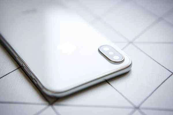 キエフ ウクライナ 2018 Iphone モデル 白と銀の色の新しいアップル 現代のスマート フォン概念ウィット デュアル写真カメラ レンズ — ストック写真