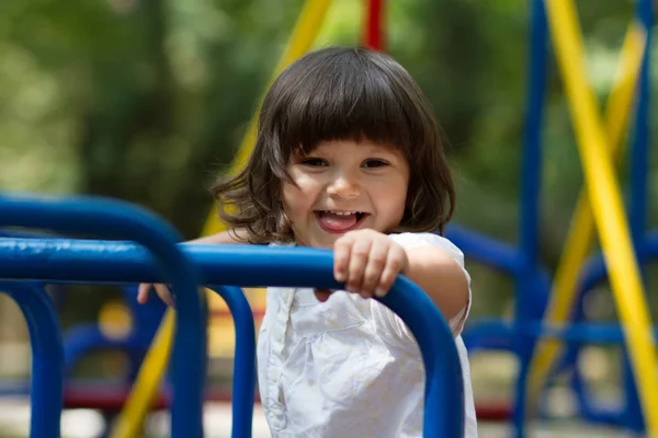 Маленькая Белая Девочка Развлекается Детской Площадке Яркий Летний День — стоковое фото