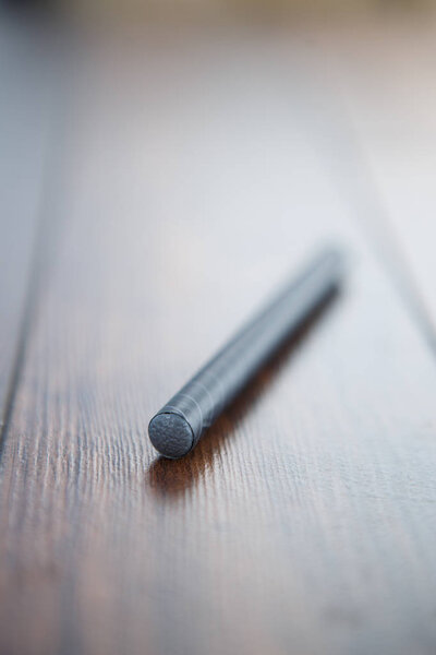 Современный Eecig vaping устройство на деревянном столе поверхности с копировальным местом, чтобы разместить text.Popular электронные сигареты гаджет бросить курить и улучшить health.E-cig с жидкостью эсока
