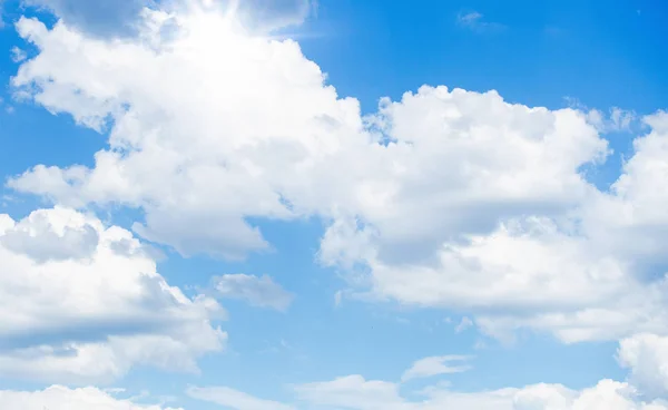 Beau Ciel Bleu Avec Des Nuages Blancs Moelleux — Photo