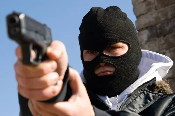 Beväpnade Kriminella Man Inriktning Med Halvautomatisk Pistol — Stockfoto