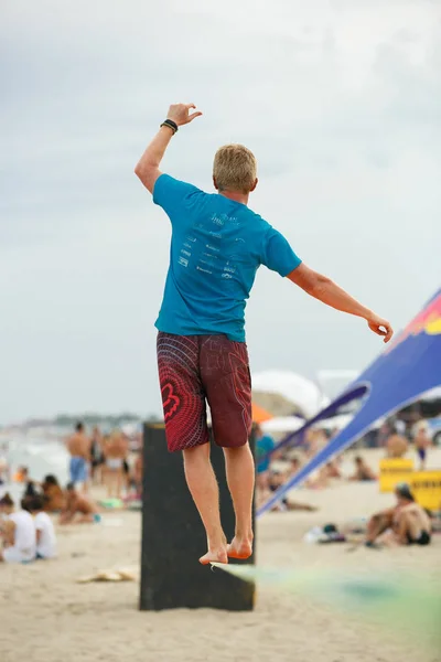 Οδησσός Ουκρανία Ιουνίου 2017 Slackline Διαγωνισμό Στην Παραλία Άνθρωποι Που — Φωτογραφία Αρχείου
