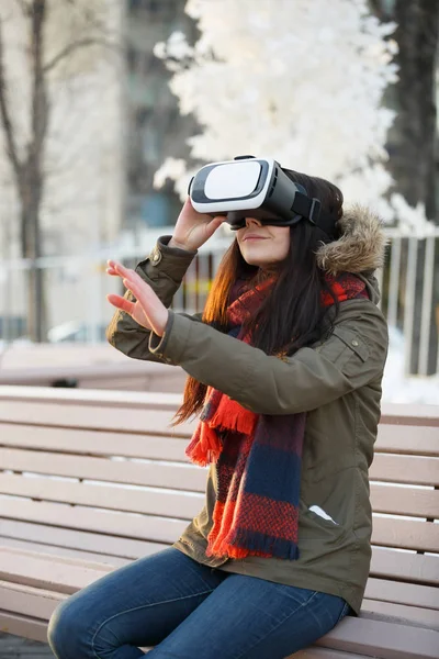 Mujer Joven Jugando Gafas Realidad Virtual Para Aplicaciones Juegos Móviles —  Fotos de Stock
