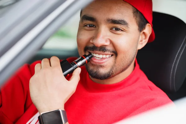 Africký Mladík Kouření Moderní Cigareta Výparníku Zařízení Kouřit Glycerin Liquid — Stock fotografie