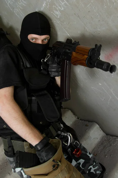 Muharebe Tekdüzen Oynayan Terörist Özel Kuvvetler Ekibi Üyesi Olarak Silahlı — Stok fotoğraf