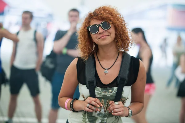 莫斯科 2016年6月19日 音乐会观众欣赏大型现场音乐节活动 音乐爱好者在拥挤的舞池里玩耍 可爱的卷曲的年轻女孩在时尚圆蒸汽朋克太阳镜 — 图库照片