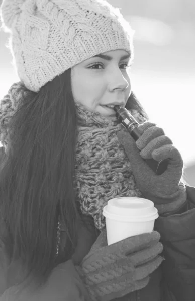 Retrato Menina Vaper Feliz Jovem Inalar Vape Glicerina Seu Dispositivo — Fotografia de Stock