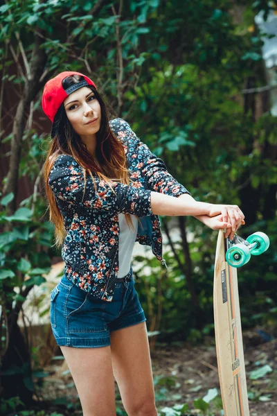 Ung Vacker Passform Kvinna Med Skateboard Parken — Stockfoto