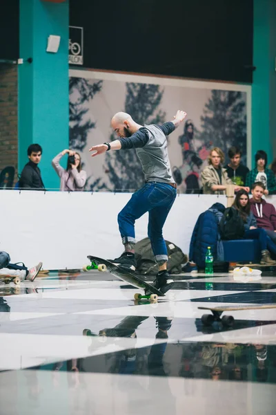 Москва Январь 2016 Longboarding Competition Indoor Skatepark Молодые Люди Участвуют — стоковое фото