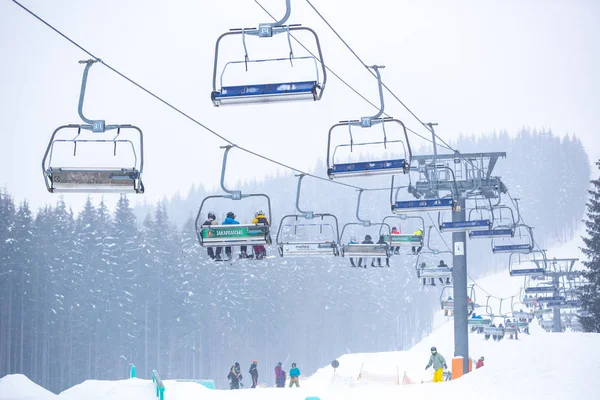 Bukovel Ukraina Marca 2018 Wyciąg Dla Narciarzy Snowboardzistów Zimie Resort — Zdjęcie stockowe