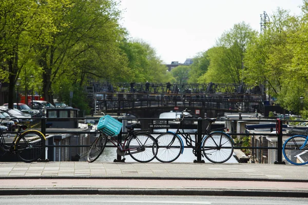 Amsterdam Maja 2018 Stary Biycles Zaparkowany Most Nad Kanałem Mieście — Zdjęcie stockowe