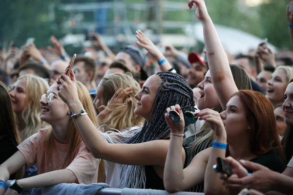 Moskwa Lipca 2017 Wielki Koncert Publiczność Młodych Ludzi Podczas Festiwalu — Zdjęcie stockowe