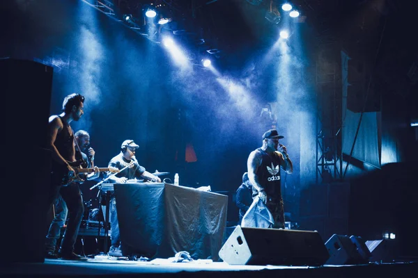 モスクワ 2015 アメリカンハードコアバンドクレイジータウンのビッグクールロックコンサートショー 有名な Musucian ステージ上でライブを実行します 入れ墨の白いラッパーの男は マイクで歌います — ストック写真