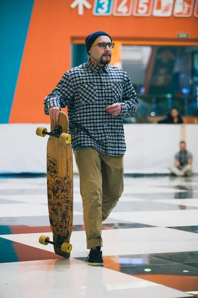 Moskova Ocak 2016 Kapalı Skatepark Longboarding Rekabet Gençler Eğlenceli Katılın — Stok fotoğraf