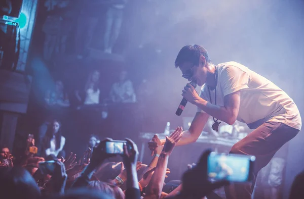 莫斯科 2015年9月26日 说唱歌手克拉维奇在夜总会的大型音乐会 流行的嘻哈歌手在俱乐部的舞台上唱歌 著名表演者现场表演 音乐节活动 — 图库照片