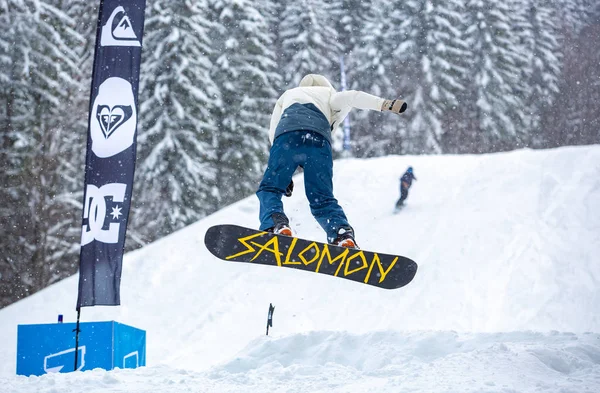 Bukovel Ukrajna Március 2018 Sportoló Fiatal Snowboardos Ugrik Rámpa Ski — Stock Fotó