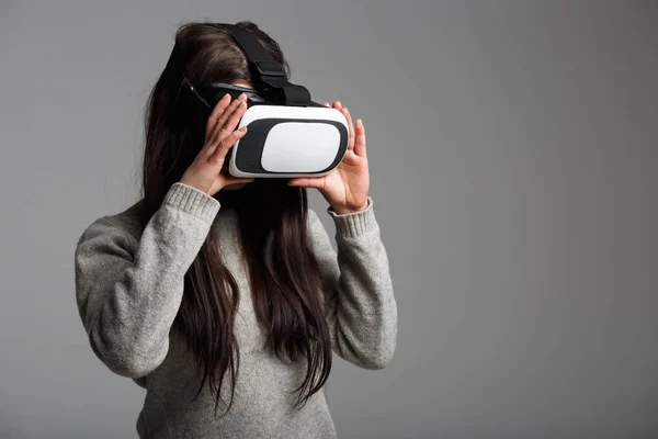 Retrato Estudio Joven Chica Blanca Disfrutando Nuevas Gafas Realidad Virtual —  Fotos de Stock