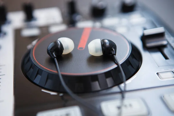 Foto Horizontal Del Giradiscos Del Controlador Midi Negro Los Auriculares — Foto de Stock